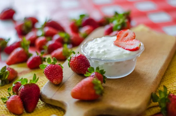 Pemecahan Ideal Yogurt Segar Dalam Mangkuk Kaca Kecil Dengan Potongan — Stok Foto