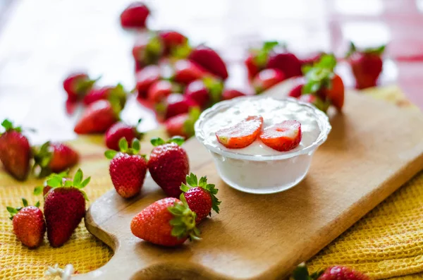 Colazione Estiva Sana Con Yogurt Fresco Piccola Ciotola Vetro Fragole — Foto Stock