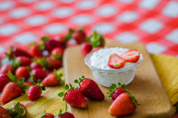 Yogurt Putih Dalam Mangkuk Kaca Kecil Dengan Stroberi Potong Atas — Stok Foto