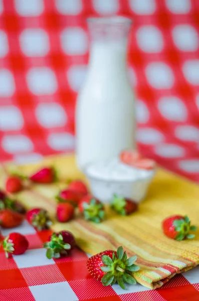 Sarapan Sehat Lezat Susu Segar Dalam Botol Kaca Yogurt Lezat — Stok Foto