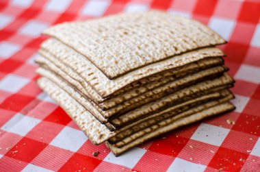 Matza veya matzah, kırık matzoth, Yahudi geleneksel tatil yiyecek yığını, büyük kraker, kare şekli Aperatif şeklinde mayasız ekmek