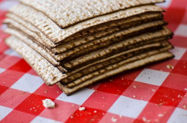 Kırık matzoth ve matzoth arkasında, kırıntıları çevresinde, Yahudi geleneksel yiyecek yığını, mayasız ekmek büyük kraker, kare şeklinde şekil snack