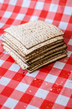 Kırık matzoth ve matzoth arkasında, kırıntıları çevresinde, Yahudi geleneksel yiyecek yığını, mayasız ekmek büyük kraker, kare şeklinde şekil snack