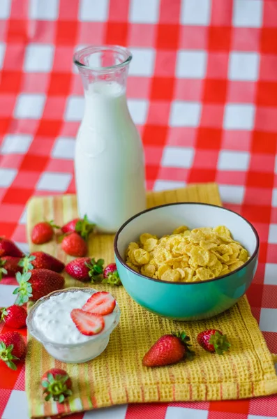 Smaczne Śniadanie Świeże Mleko Szklanej Butelce Zboża Miodem Orzechy Zielonej — Zdjęcie stockowe