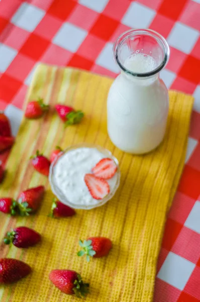 Colazione Gustosa Latte Fresco Bottiglia Vetro Yogurt Gustoso Piccola Ciotola — Foto Stock