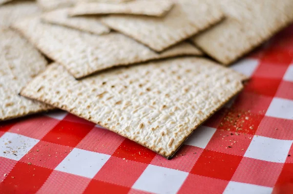  Matzoth kırmızı damalı zemin üzerine