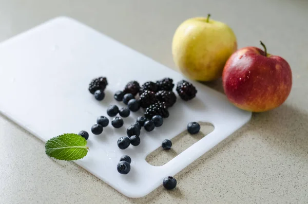 Seluruh Apel Manis Blueberry Blackberry Dan Daun Mint Sekitar Buah — Stok Foto