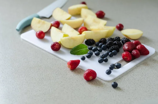 Sliced Fresh Apples Berries Mint Leaves Kitchen Knife Side Fresh — Stock Photo, Image