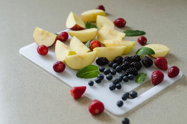 Sliced Fresh Apples Berries Mint Leaves Fresh Summer Fruits — Stock Photo, Image