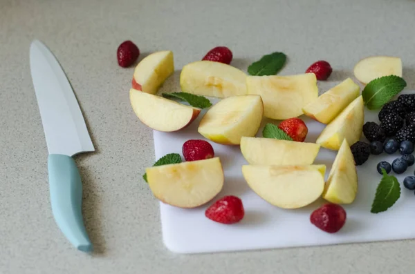 Scheiben Geschnittene Frische Äpfel Beeren Und Minzblätter Frische Sommerfrüchte Zutaten — Stockfoto