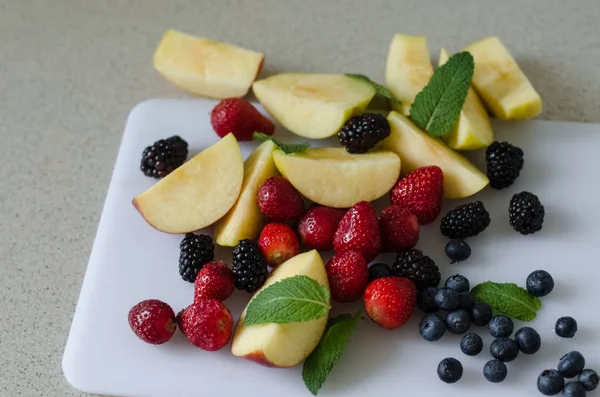 Sliced Fresh Apples Strawberries Blueberries Blackberries Mint Leaves Fresh Summer — Stock Photo, Image