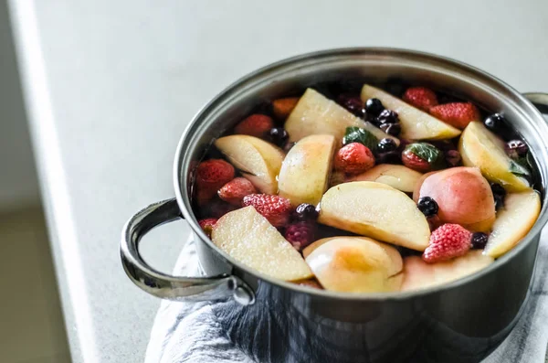 Kompot Apel Segar Direbus Dengan Stroberi Blueberry Dan Blackberry Dalam — Stok Foto