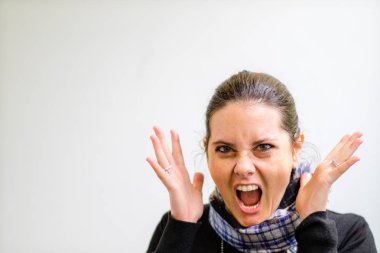 Bir kadın hayal kırıklığı/öfkeyle çığlığı