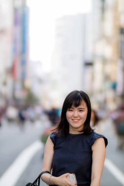 Cep telefonu tutan şehir güzel bir Japon Bayan.