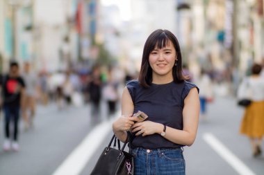 Şehir kameraya gülümseyen içinde güzel bir Japon Bayan