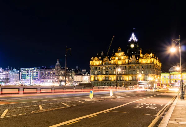 Edinburgh Waverly Istasyonu Yakınında Gece Seyahat Otobüs — Stok fotoğraf