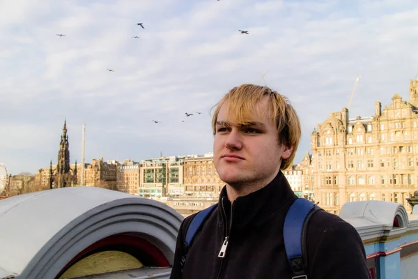 Adam yürüme yoluyla Edinburgh gün boyunca.