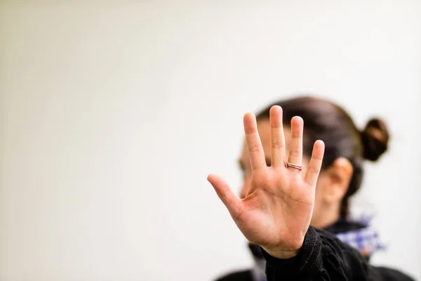 Uma Senhora Noiva Mostrando Palma Mão Para Câmera Sinal Claro — Fotografia de Stock