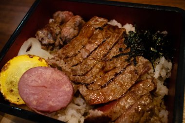 Yüksek sınıf Japon restoranında mükemmel pişmiş biftek yemek.