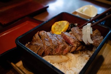 Yüksek sınıf Japon restoranında mükemmel pişmiş biftek yemek