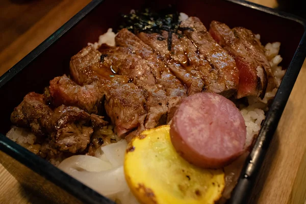 Yüksek sınıf Japon restoranında mükemmel pişmiş biftek.