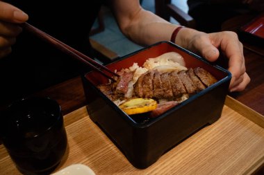 Yüksek sınıf Japon restoranında mükemmel pişmiş biftek yemek