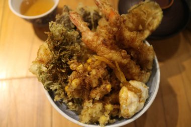 Yüksek sınıf Japon restoranında büyük geleneksel Japon Tendon yemeği