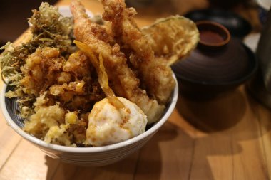 Yüksek sınıf Japon restoranında büyük geleneksel Japon Tendon yemeği