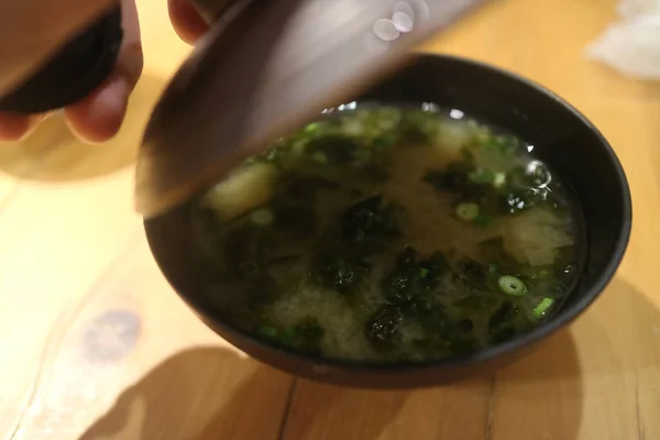Tigela de sopa miso, comida tradicional japonesa — Fotografia de Stock