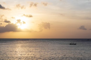 Okyanusta yelken geleneksel bir küçük balıkçı teknesi