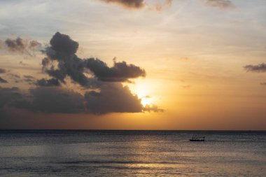Okyanusta yelken geleneksel bir küçük balıkçı teknesi
