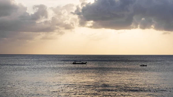 Un piccolo peschereccio tradizionale che naviga nell'oceano — Foto Stock
