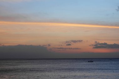 Okyanusta yelken geleneksel bir küçük balıkçı teknesi