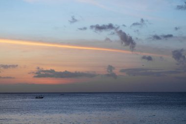 Okyanusta yelken küçük tekne