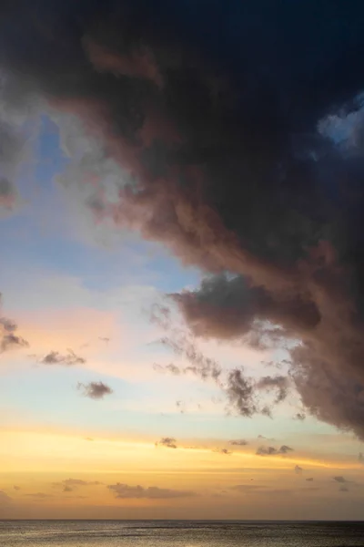 Tropikalny zachód słońca na balijskim wybrzeżu — Zdjęcie stockowe