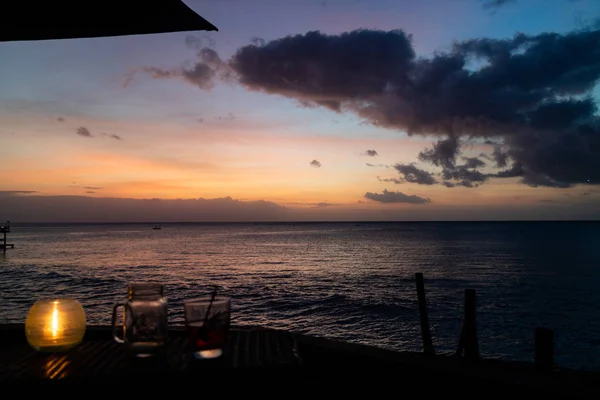 Ein tropischer Sonnenuntergang saß unter einem Sonnenschirm — Stockfoto