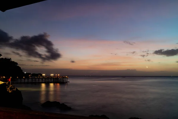 Gece iskelesi olan tropik bir gün batımı