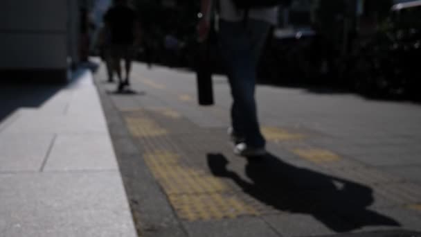 Vage Slow Motion achtergrond van mensen die langs de weg lopen — Stockvideo