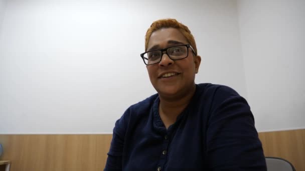 Portrait of an Indian lady with dyed hair smiling and laughing to the camera — Stock Video