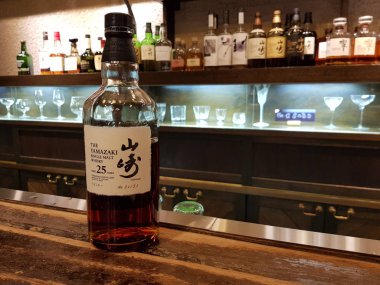 Yamanashi, Japonya - 19 2 2019: Nadir bir şişe 25 yeaer eski Yamazaki tek malt viski