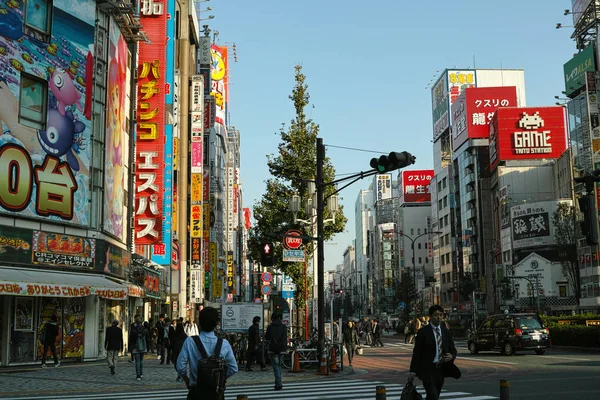 Tokyo, japan - 21.11.2018: shinjuku tagsüber — Stockfoto