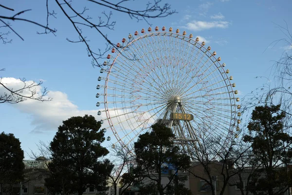 Yokohama, Japan - 02 1 2019: The Cosmo Clock 21 ferris wheel in Minatomirai — Stock Photo, Image