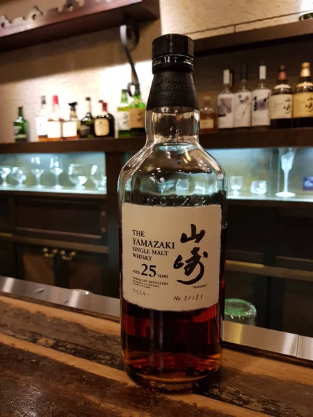 Yamanashi, Japonya - 19 2 2019: Nadir bir şişe 25 yeaer eski Yamazaki tek malt viski