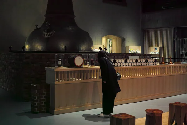 Yamanashi, Japonya - 19 2 2019: Hakushu damıtma fabrikasında viskiye göz atmak — Stok fotoğraf