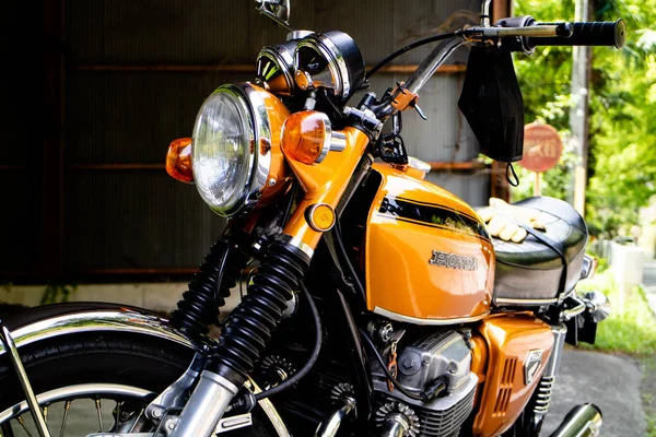 Chichibu, Japan-05 01 2019: een oranje Honda motorfiets geparkeerd aan de zijkant van de weg. — Stockfoto