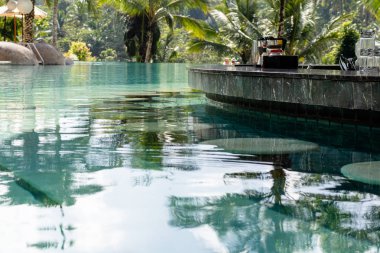 Tropik bir tesiste lüks bir sonsuzluk havuzu