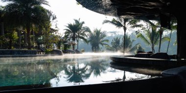 Tropik bir tesiste lüks bir sonsuzluk havuzu