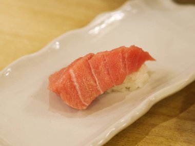 Bir tabak üzerinde yağlı ootoro ton balığı