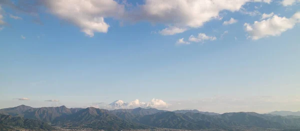 Um panorama das montanhas e o pico da MT. Fuji. — Fotografia de Stock