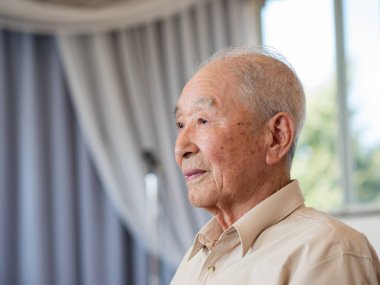 Kameraya bakmayan sağlıklı yaşlı bir vatandaş.